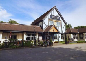 Restaurant - Comfy 3BR Flat on Quiet Street (Nottingham)