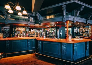 Comfort Apartment | Bar (on property) - Comfy 3BR Flat on Quiet Street (Nottingham)