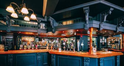 Comfy 3BR Flat on Quiet Street