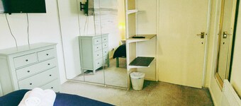 Comfy 3BR Flat on Quiet Street