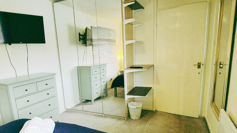 Comfy 3BR Flat on Quiet Street