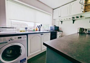 Appartement, privébadkamer | Gemeenschappelijke keuken | Een waterkoker, een broodrooster