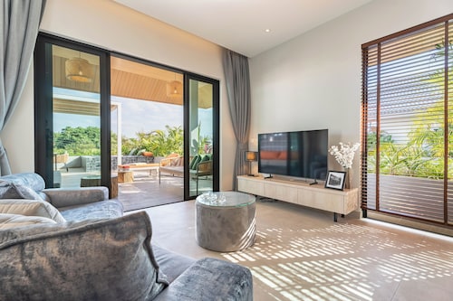 Sky Oasis Penthouse – Rooftop Terrace & Private Mini Pool, 2BR, nr 212B
NEW 2026