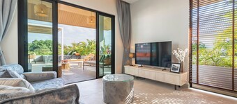 Sky Oasis Penthouse – Rooftop Terrace & Private Mini Pool, 2BR, nr 212B
NEW 2026