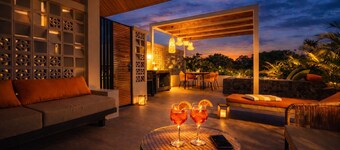 Sky Oasis Penthouse – Rooftop Terrace & Private Mini Pool, 2BR, nr 212B
NEW 2026