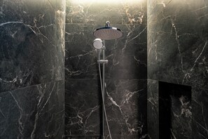 Douche, séchoir à cheveux, serviettes fournies, papier de toilette