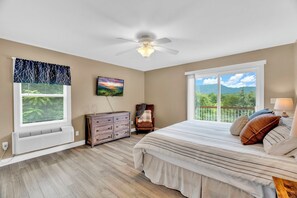 Studio | 3 bedrooms - Cozy 3BR Lake Access w Sauna (Dandridge)