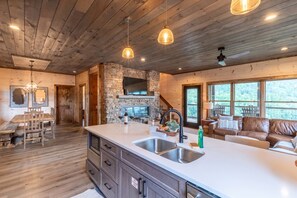 Studio | 4 bedrooms - Raccoon Ridge Retreat - Gatlinburg Mountain Escape (Gatlinburg)