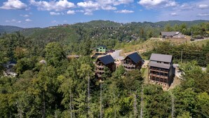 A mountainous area with several houses surrounded by dense forest. - Raccoon Ridge Retreat - Gatlinburg Mountain Escape (Gatlinburg)
