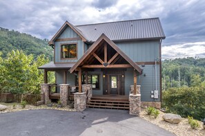Studio | 4 bedrooms - Raccoon Ridge Retreat - Gatlinburg Mountain Escape (Gatlinburg)