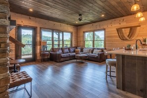 Studio | 4 bedrooms - Raccoon Ridge Retreat - Gatlinburg Mountain Escape (Gatlinburg)