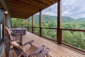 Studio | 4 bedrooms - Raccoon Ridge Retreat - Gatlinburg Mountain Escape (Gatlinburg)