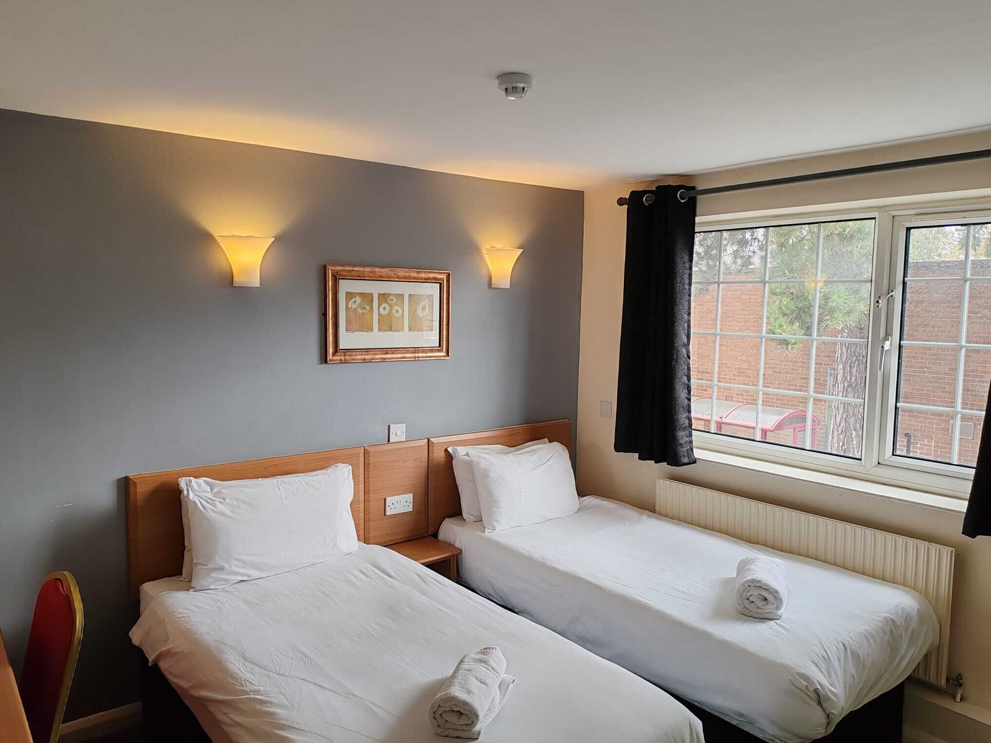 Quarto duplo standard | Escrivaninha, espaço de trabalho para notebook