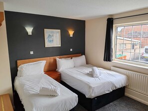 Standard Triple Room | Meja, ruang kerja komputer riba, seterika/papan seterika, Wi-fi percuma 