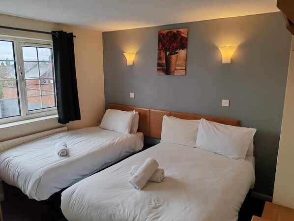 Standard Triple Room | Desk, laptop workspace, iron/ironing board, free WiFi - The Harvey Hotel (Leicester)