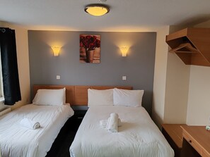 Standard Triple Room | Meja, ruang kerja komputer riba, seterika/papan seterika, Wi-fi percuma 