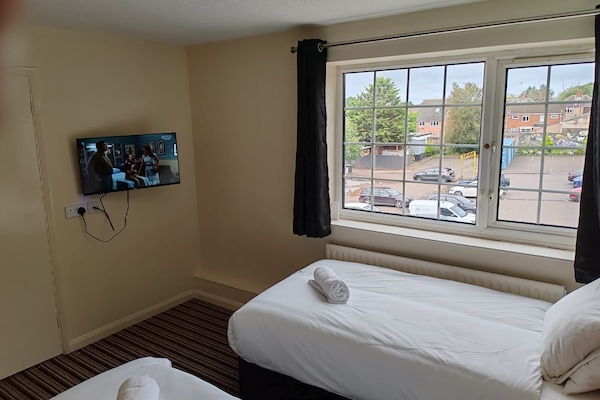 Standaard Twin kamer | Een bureau, een laptopwerkplek, een strijkplank/strijkijzer, gratis wifi