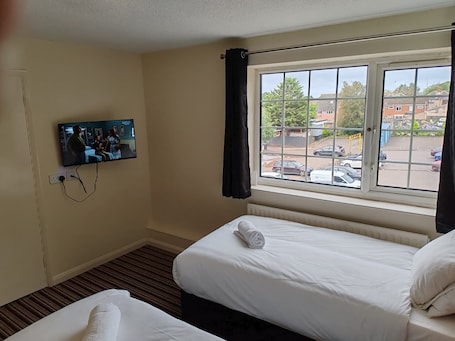 Standard Twin Room | Desk, laptop workspace, iron/ironing board, free WiFi