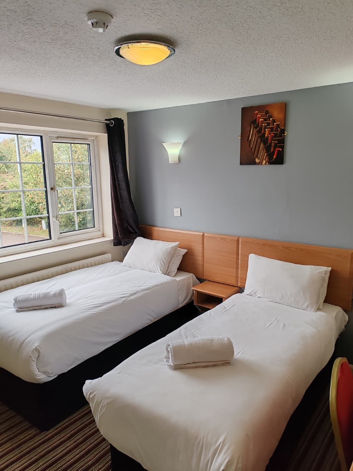 Quarto duplo standard | Escrivaninha, espaço de trabalho para notebook