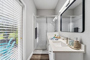 Een douche, een haardroger, handdoeken