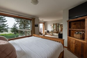 3 bedrooms, desk, iron/ironing board, WiFi - Chesterman on the Point - Beachfront (Tofino)