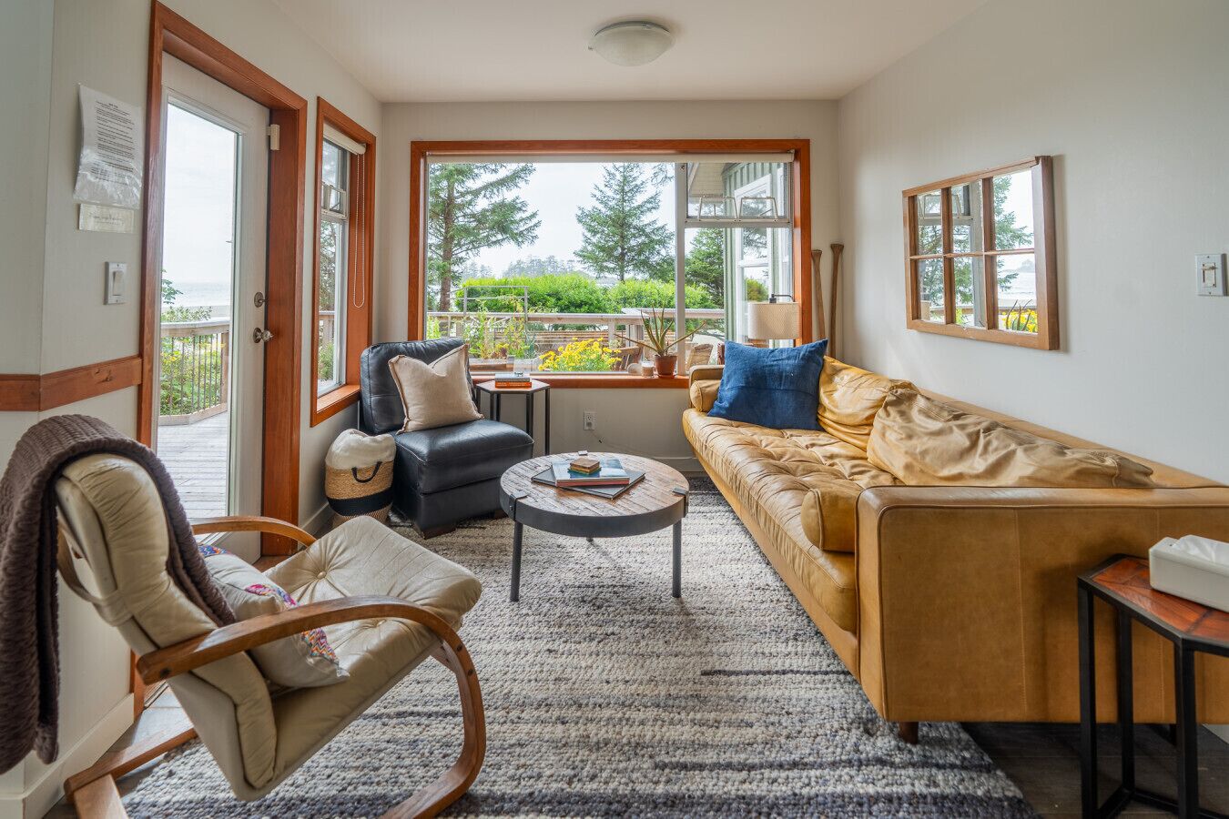 Télévision, cheminée, écrans d'ordinateur