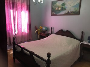 مكواة/لوح كي وخدمة الإنترنت وملاءات أسرّة