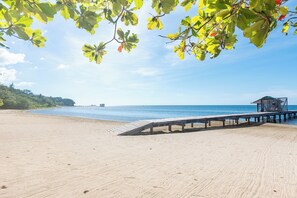 Beach - Charming 2-bedroom bungalow in Sandy Bay with AC (Sandy Bay)