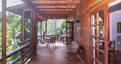 Charming 2-bedroom bungalow in Sandy Bay with AC
