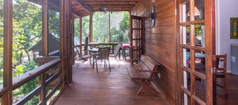 Charming 2-bedroom bungalow in Sandy Bay with AC