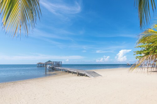 Charming 2-bedroom bungalow in Sandy Bay with AC