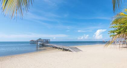 Charming 2-bedroom bungalow in Sandy Bay with AC