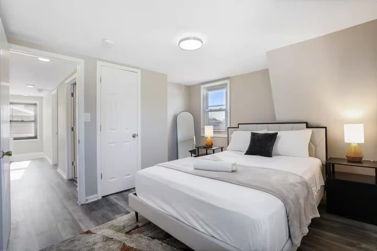 5 bedrooms, iron/ironing board, WiFi, bed sheets