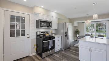 Een koelkast, een microgolfoven, een oven, een kookplaat