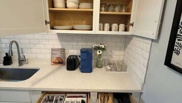 Frigorifero, microonde, forno, piano cottura