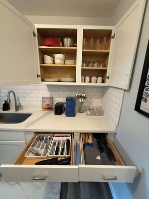 Frigorifero, microonde, forno, piano cottura