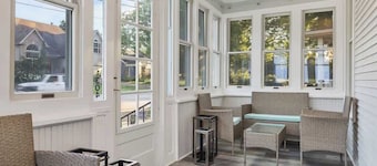 Cozy Chic 4BD 2BA Home in St Charles