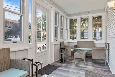 Cozy Chic 4BD 2BA Home in St Charles