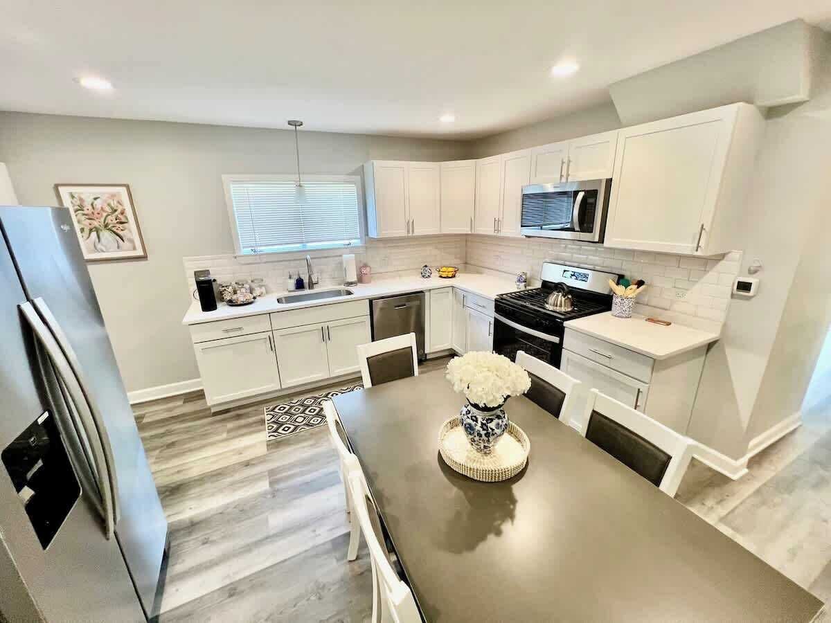 Kjøleskap, mikrobølgeovn, ovn og kokeplater