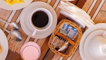 朝食 (セルフサービス)、毎日提供 (無料)