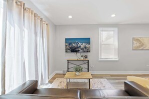 Een televisie en een kantoor