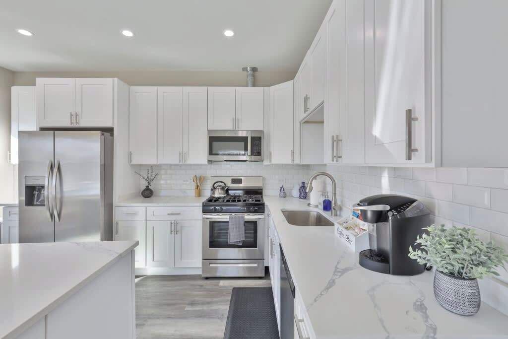 ثلاجة، موقد طهي مسطح، مستلزمات طهي/أطباق/أوعية