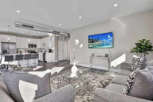 Amazing Location Cozy Chic Penthouse