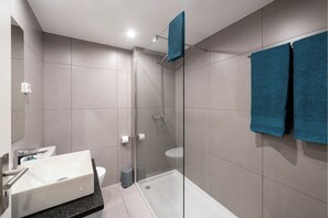 Shower, hair dryer, towels, soap - Atlantic Blue 1 - central with garage (Funchal)