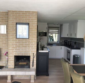 Een koelkast, een magnetron, een oven, een kookplaat