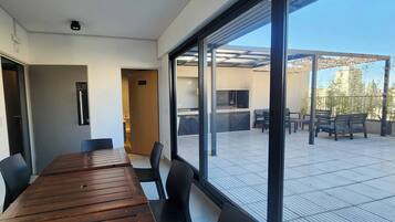 Departamento, 1 habitación, con acceso para personas discapacitadas, balcón | Restaurante al aire libre