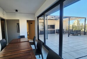 Apartment, 1 Schlafzimmer, barrierefrei, Balkon | Speisen im Freien