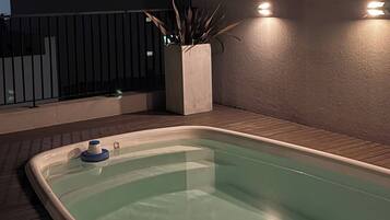 Tina de hidromasaje al aire libre