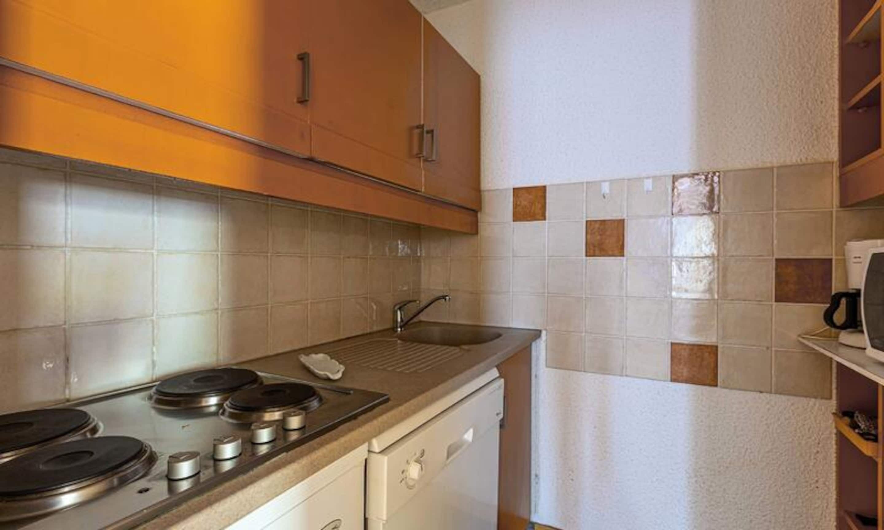 Fridge, microwave, dishwasher, coffee/tea maker