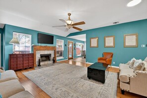 Peis, bøker og kontorer